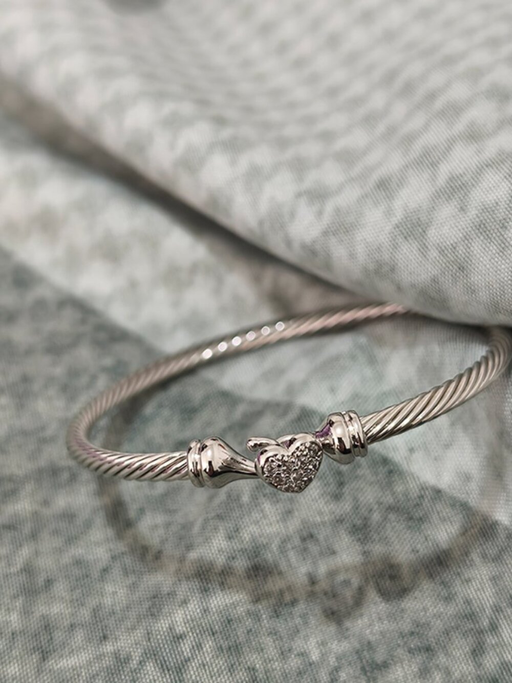 David Yurman Sterling Silver Heart-Shaped Clasp Bracelet With Diamond Accents. - Picture 6 of 6